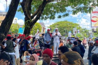 Ketua Saniri Negeri Rohomoni, Abdul Halim Tuheteru saat berunjuk rasa di depan Pengadilan Negeri Ambon. Sumber : TribunAmbon.com