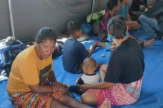 Sejumlah warga penyintas erupsi gunung Lewotobi laki-laki berada di lokasi penampungan di desa Bokong, Kecamatan Wulanggitang, Flores Timur, Nusa Tenggara Timur. Sumber foto : Antara