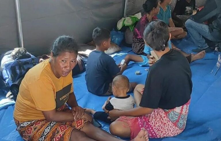 Sejumlah warga penyintas erupsi gunung Lewotobi laki-laki berada di lokasi penampungan di desa Bokong, Kecamatan Wulanggitang, Flores Timur, Nusa Tenggara Timur. Sumber foto : Antara