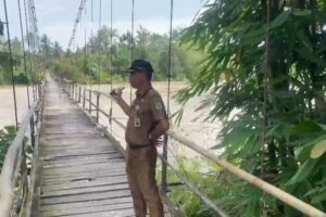 Jembatan penghubung dua desa di Pinrang rusak. Sumber: detiksuksel. com