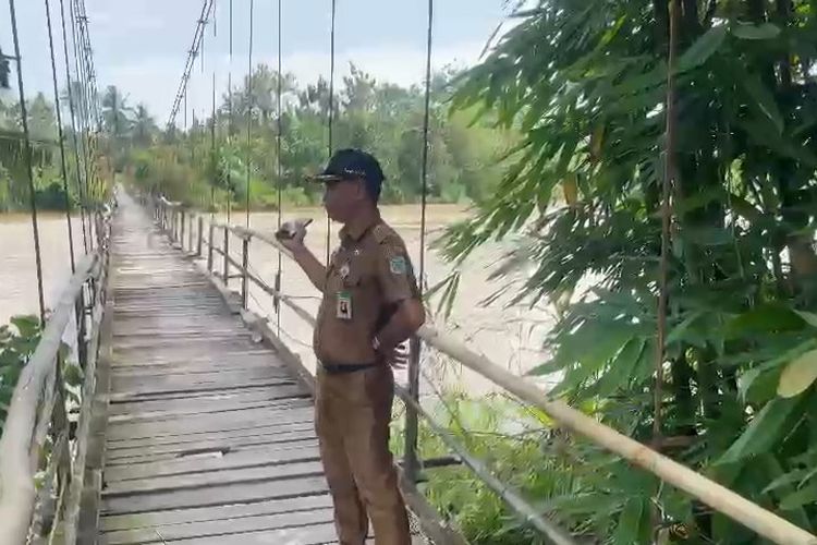 Jembatan penghubung dua desa di Pinrang rusak. Sumber: detiksuksel. com