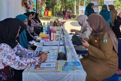 Para peserta saat mengikuti lomba Posyandu tingkat Kabupaten Balangan di Desa Balida.