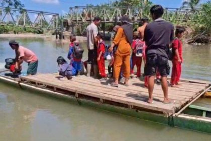 Warga saat menyeberangi sungai dengan perahu rakitan. Sumber: tribun-sulbar.com