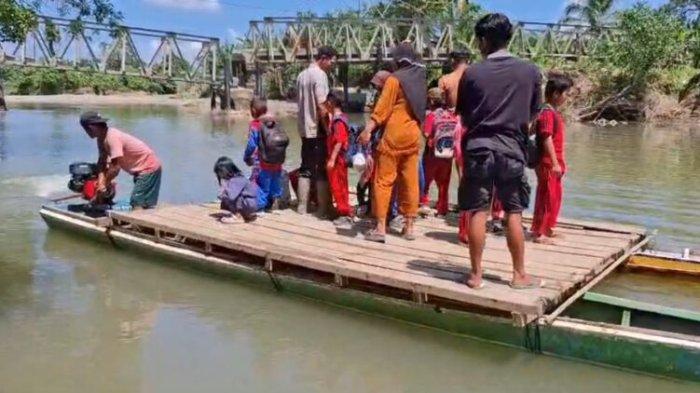 Warga saat menyeberangi sungai dengan perahu rakitan. Sumber: tribun-sulbar.com