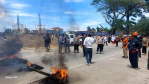 Unjuk rasa warga Kelurahan Antang dan Bitowa ke perusahaan pengembang perumahan. Sumber: detiksuksel.com