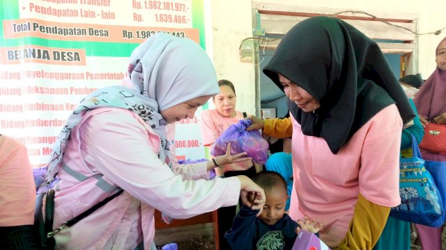 Aksi sosial yang dilakukan oleh Srikandi PLN di Desa Beteleme. Sumber: Sulselsatu.com