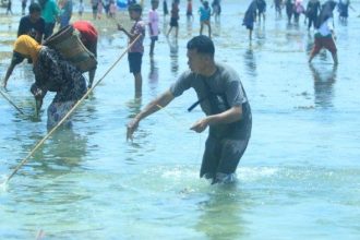 Budaya Cecer tangkap ikan dengan tombak. Sumber : ternate.tribunnews.com
