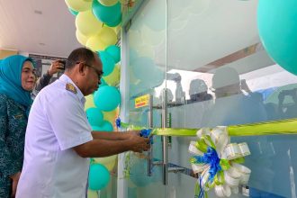 Pj Bupati Morotai, Burnawan saat meresmikan gedung Puskesmas Morodadi. Sumber : rri.co.id