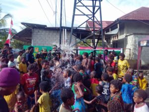 Anak-anak di Kampung Nawaripi saat menikmati air bersih yang dibangun melalui program TNI Manunggal Air. Sumber : rri.co.id