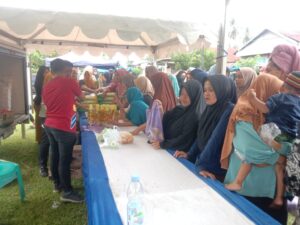 Pasar Murah di Desa Bambu. Sumber:fajar.co.id