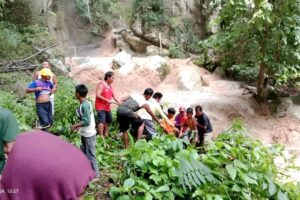 Pencarian korban hilang banjir bandang yang menerjang Desa Palasa. Sumber: Antara.com