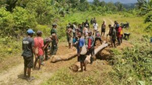 Satgas Yonif 512/QY gotong royong bersama masyarakat memperbaiki jembatan penghubung Kampung Somografi dan Kampung Somofita. Sumber : tribunpapua.com