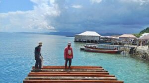 Kondisi terkini proyek rehabilitasi jembatan penyeberangan laut di Desa Busua. Sumber : tribun-papua.com