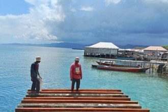 Kondisi terkini proyek rehabilitasi jembatan penyeberangan laut di Desa Busua. Sumber : tribun-papua.com
