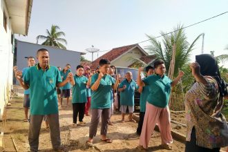 Kelompok disabilitas mental di Yayasan Rumah Antara Graha Berdaya sedang melakukan senam pagi di halaman teras yayasan. Sumber: Lukman Mulyadi