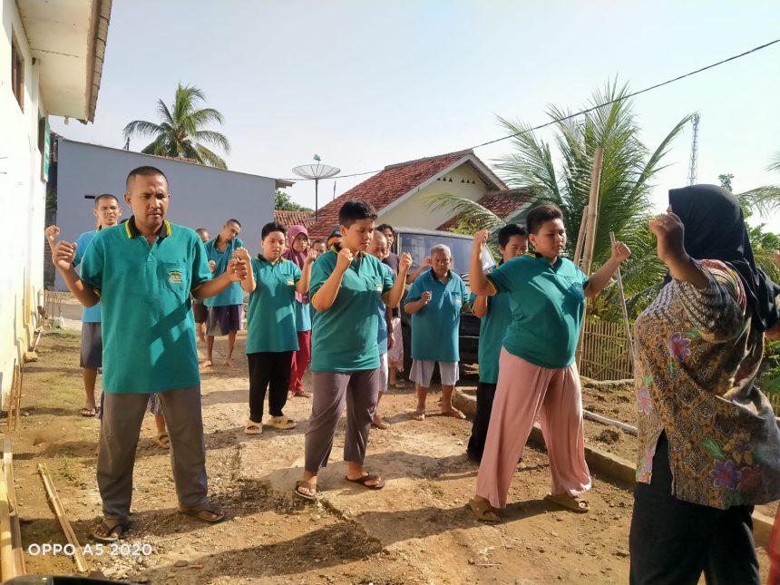 Kelompok disabilitas mental di Yayasan Rumah Antara Graha Berdaya sedang melakukan senam pagi di halaman teras yayasan. Sumber: Lukman Mulyadi