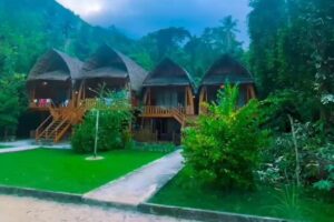 Pemasangan jaringan listrik di kawasan wisata Air Belanda dan Kakatua Resort di Desa Saleman. Sumber : Antaranews.com