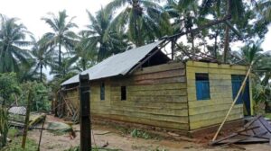 Puluhan rumah warga rusak diterjang angin puting beliung di Desa Ulobu. Sumber: tribunnews.com