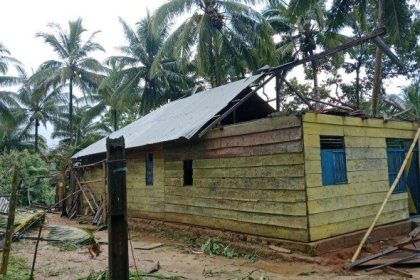 Puluhan rumah warga rusak diterjang angin puting beliung di Desa Ulobu. Sumber: tribunnews.com