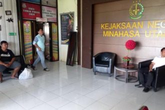 Penyidikan tersangka kasus korupsi Kades Gangga Dua. Sumber: tribunnews.com