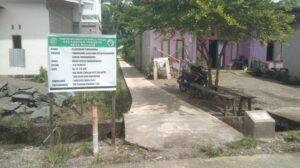 Proses pembangunan jalan alternatif di Desa Manahe. Sumber: tribunnews.com.