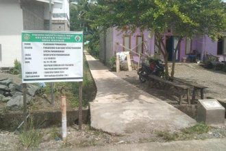 Proses pembangunan jalan alternatif di Desa Manahe. Sumber: tribunnews.com.