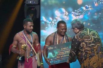 Perwakilan Pengelola Desa Wisata Malasigi Village menerima hadiah pada malam Anugerah Desa Wisata Indonesia (ADWI) 2024. Sumber : sorong.tribunnews.com