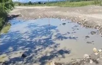 Kondisi jalan di Desa Parbulu. Sumber : Radiodms.com