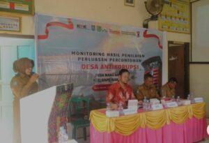 Kepala Desa Naru Barat, Kecamatan Sape, Kabupaten Bima, NTB Sri Mulyati saat menyampaikan program desa pada acara evaluasi percontohan desa antikorupsi yang merupakan program KPK RI di Bima. Sumber foto : AntaraNTB