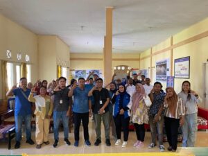 Foto bersama pasca pelatihan desa cerdas di Balai Negeri Pelauw. Sumber : beritahu.co