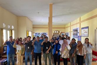 Foto bersama pasca pelatihan desa cerdas di Balai Negeri Pelauw. Sumber : beritahu.co