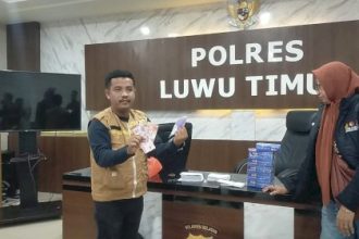 Penemuan mobil yang berisikan uang di samping rumah Kades Madani. Sumber: Tribunnews.com