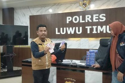 Penemuan mobil yang berisikan uang di samping rumah Kades Madani. Sumber: Tribunnews.com