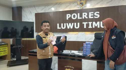 Penemuan mobil yang berisikan uang di samping rumah Kades Madani. Sumber: Tribunnews.com