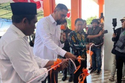 Bupati Halsel, Bassam Kasuba saat meresmikan Balai Desa Waringin. Sumber : ternate.tribunnews.com