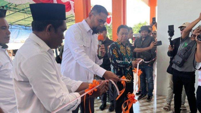 Bupati Halsel, Bassam Kasuba saat meresmikan Balai Desa Waringin. Sumber : ternate.tribunnews.com