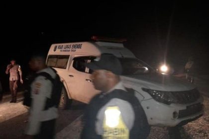 Aparat kepolisian saat mengamankan situasi akibat pencurian kotak suara di Pilkada Mamberamo Tengah. Sumber : detik.com