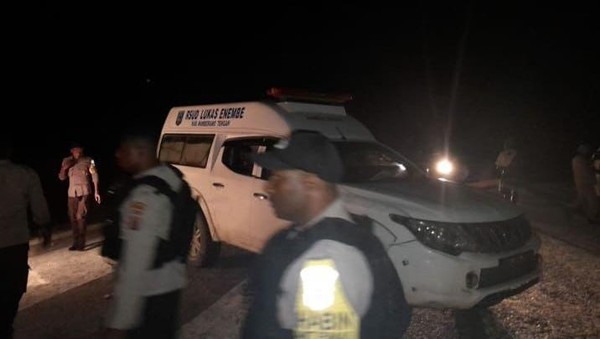 Aparat kepolisian saat mengamankan situasi akibat pencurian kotak suara di Pilkada Mamberamo Tengah. Sumber : detik.com