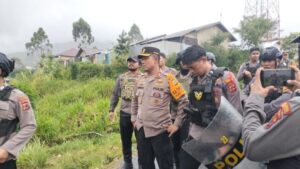 Kapolres Puncak Jaya AKBP Kuswara bersama personelnya saat menangani kericuhan Pilkada. Sumber : detik.com