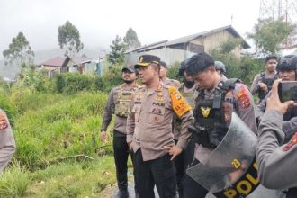 Kapolres Puncak Jaya AKBP Kuswara bersama personelnya saat menangani kericuhan Pilkada. Sumber : detik.com