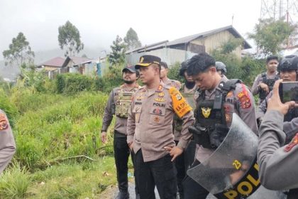 Kapolres Puncak Jaya AKBP Kuswara bersama personelnya saat menangani kericuhan Pilkada. Sumber : detik.com