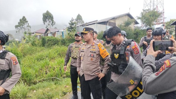 Kapolres Puncak Jaya AKBP Kuswara bersama personelnya saat menangani kericuhan Pilkada. Sumber : detik.com
