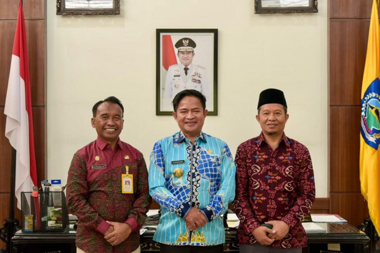 Pj Gubernur NTB, Hassanudin, saat menerima audiensi dari Kepala Diskominfotik NTB, Najamuddin Amy, dan Ketua Komisi Informasi Provinsi NTB, Sansuri, di Pendopo Gubernur,. Sumber foto : Istimewa