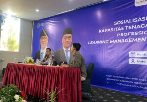 Hendra Bachtiar, Kepala Dinas Pemberdayaan Masyarakat Desa Provinsi Kalimantan Barat sat memaparkan presentasi. Sumber: dokumentasi Kolomdesa.