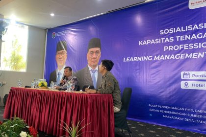 Hendra Bachtiar, Kepala Dinas Pemberdayaan Masyarakat Desa Provinsi Kalimantan Barat sat memaparkan presentasi. Sumber: dokumentasi Kolomdesa.