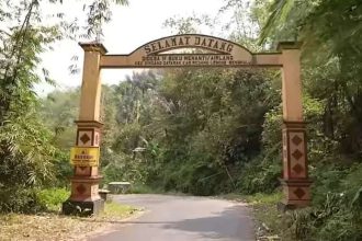 Gapura Desa IV Suku Menanti. Sumber:rri.co.id