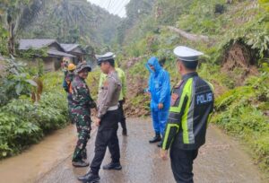 Kondisi jalan yang longsor. Sumber: mistar.id