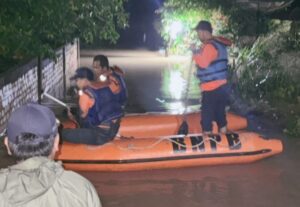 Kondisi rumah yang terendam banjir. Sumber: lenterapendidikan.com