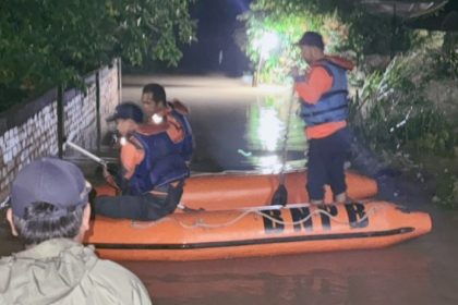 Kondisi rumah yang terendam banjir. Sumber: lenterapendidikan.com
