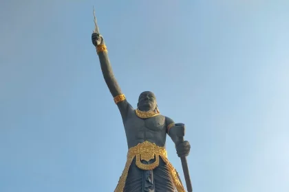 Patung Gajah Mada yang dibangun di depan kantor Desa Mojodadi, Kecamatan Kemlagi. Sumber : khudori/jprm